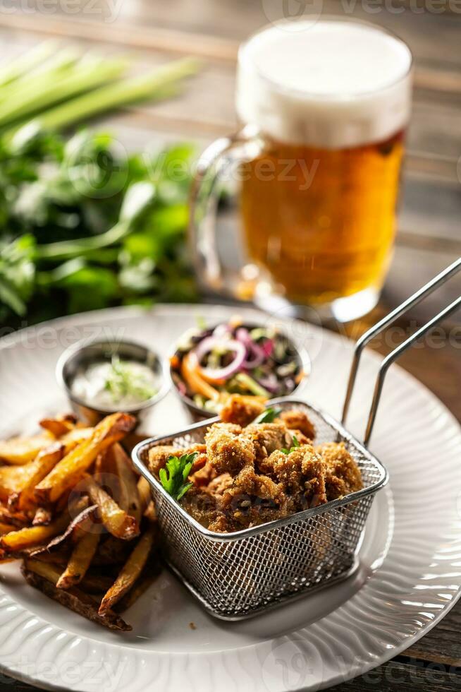 gebraten Hähnchen Nuggets mit Französisch Fritten, tauchen, Salat und Bier foto