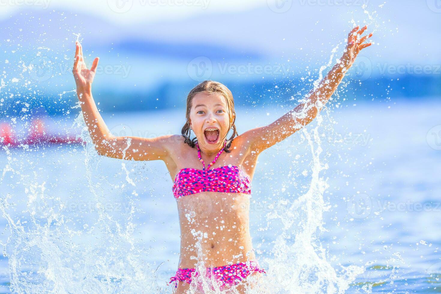 glücklich Teen Mädchen genießen Sommer- Wasser und Ferien im Urlaub Reiseziele. foto