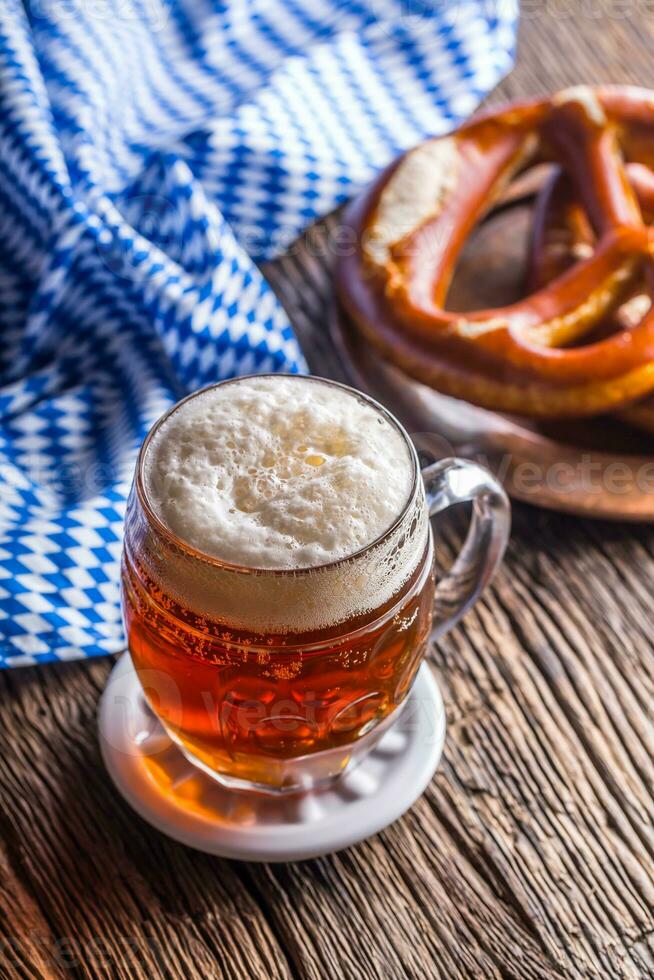 Bier und Oktoberfest. Entwurf Bier Brezel und Blau kariert Tischdecke wie traditionell Produkte zum bayerisch Festival Oktoberfest foto