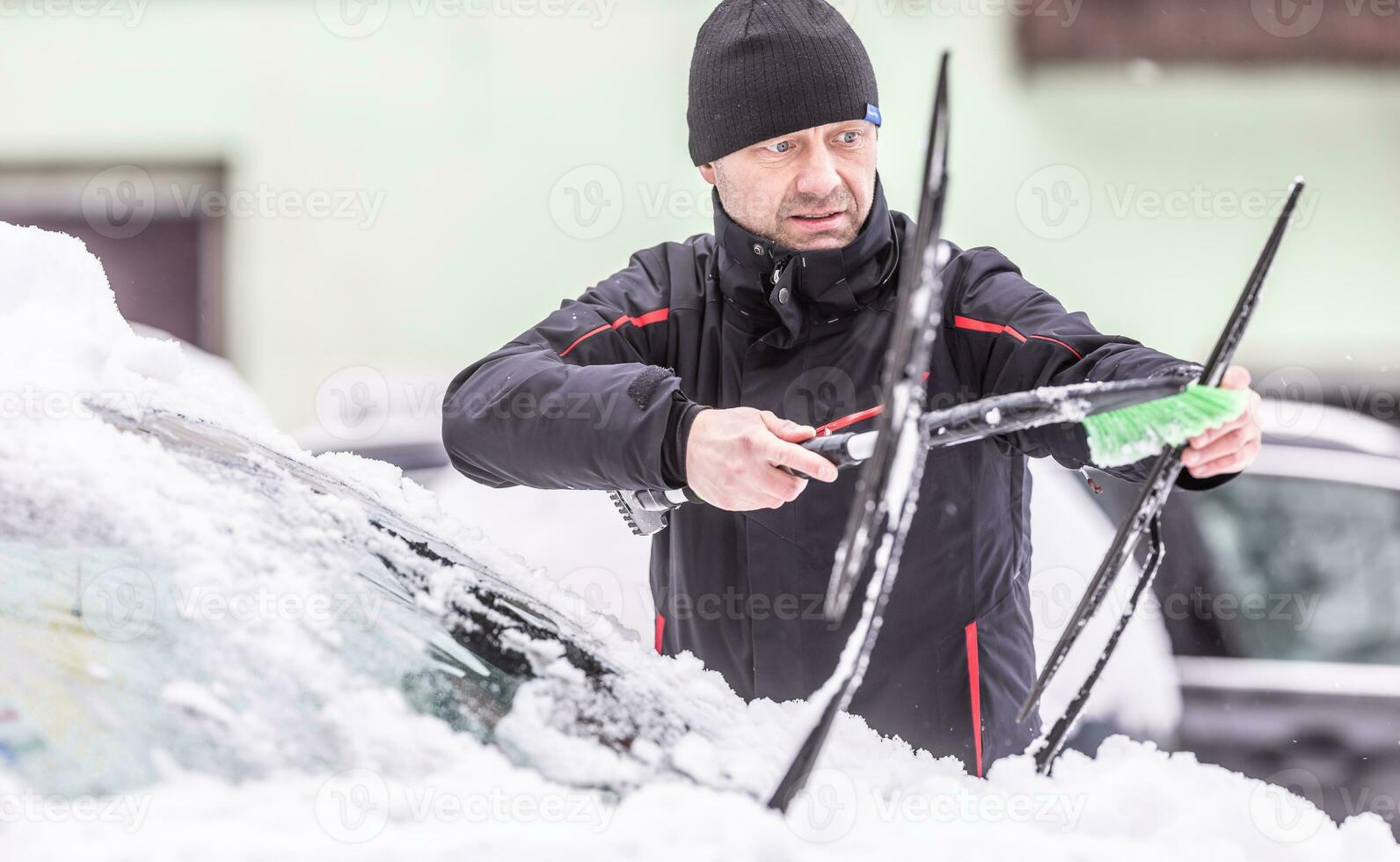 Herz gezeichnet auf einer Autowindschutzscheibe, die mit frischem  Weihnachtsschnee bedeckt ist 6163008 Stock-Photo bei Vecteezy