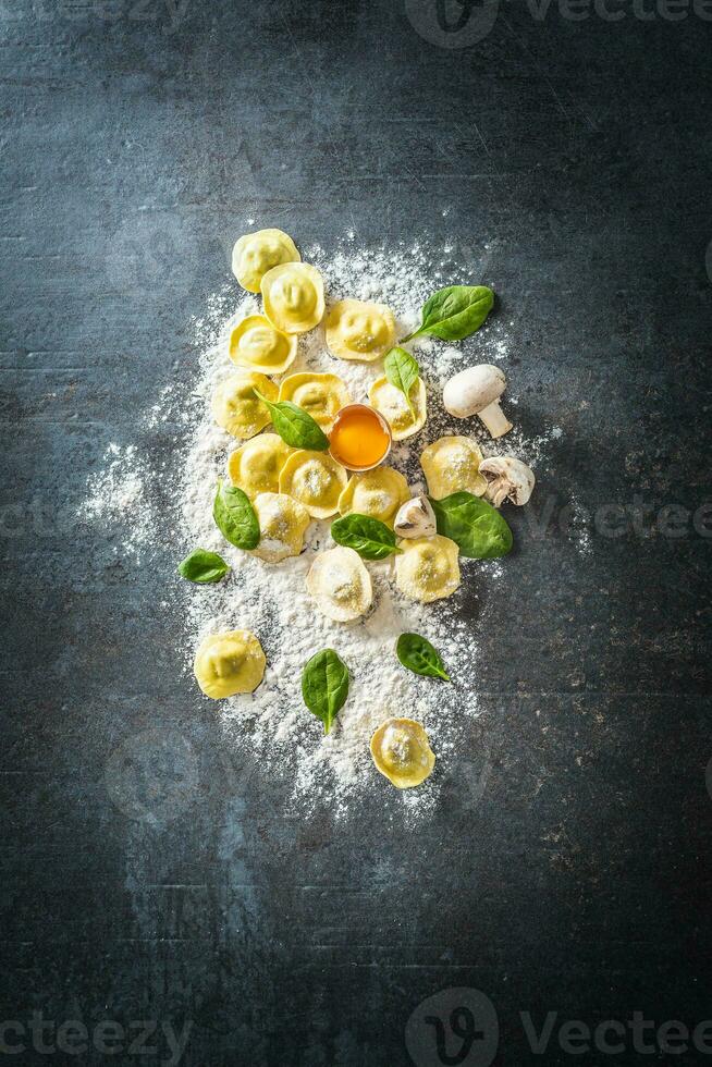 roh Ravioli mit Mehl Ei Pilze und und Spinat - - oben von Sicht. Italienisch oder Mittelmeer gesund Küche foto