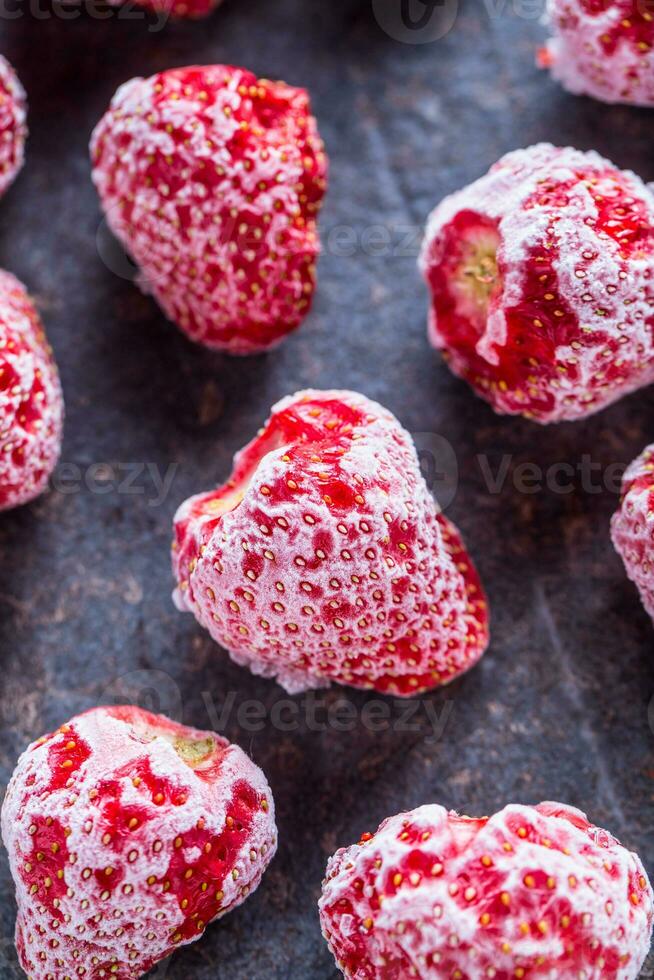 Nahansicht gefroren Erdbeeren bedeckt durch Frost. foto