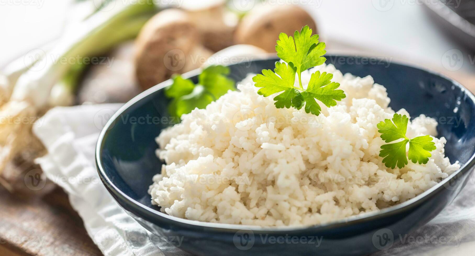 Schüssel von gedämpft Reis mit Pilze und Leckagen im das Hintergrund foto