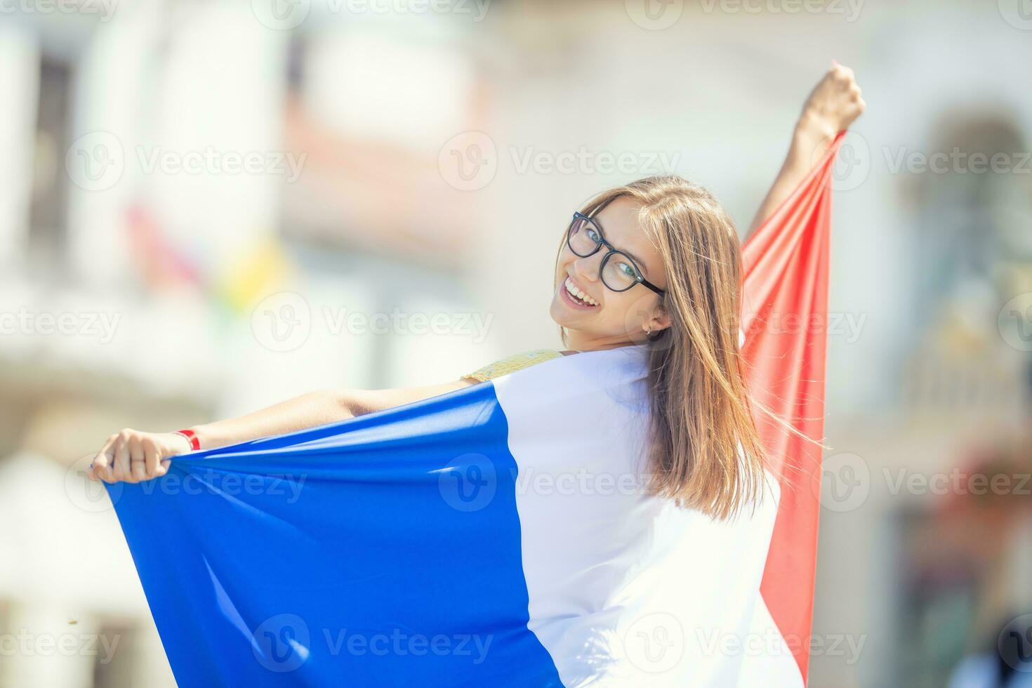 attraktiv glücklich jung Mädchen mit das Belgier Flagge foto
