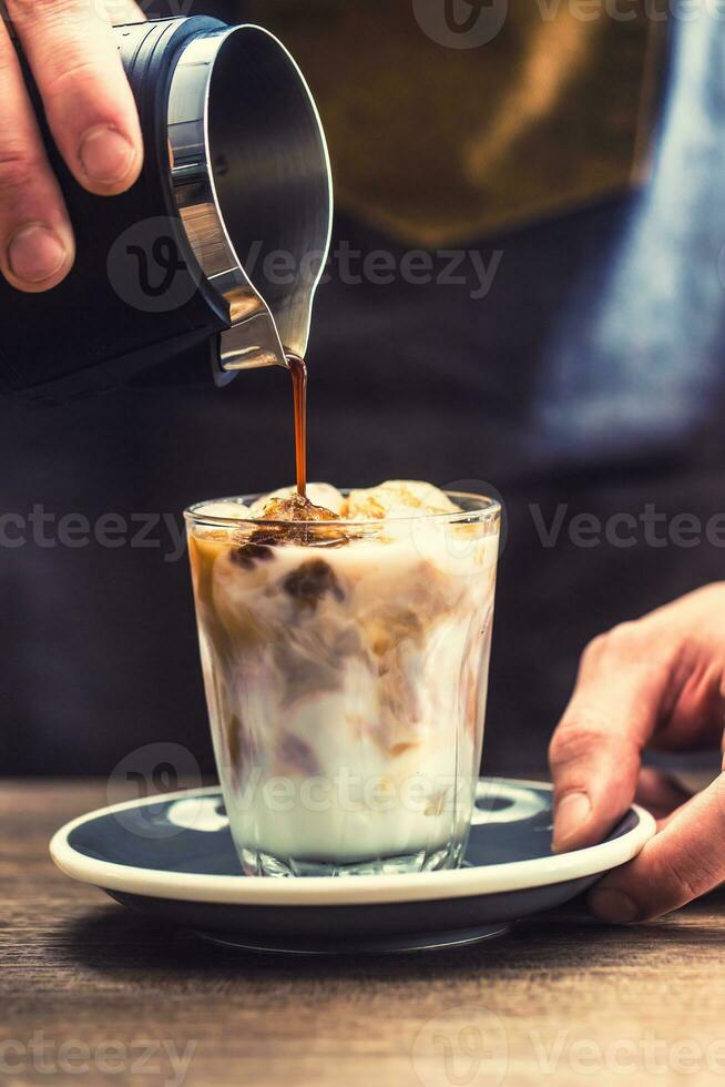 Nahansicht ein Barista Herstellung fres Eis Kaffee auf Bartheke foto