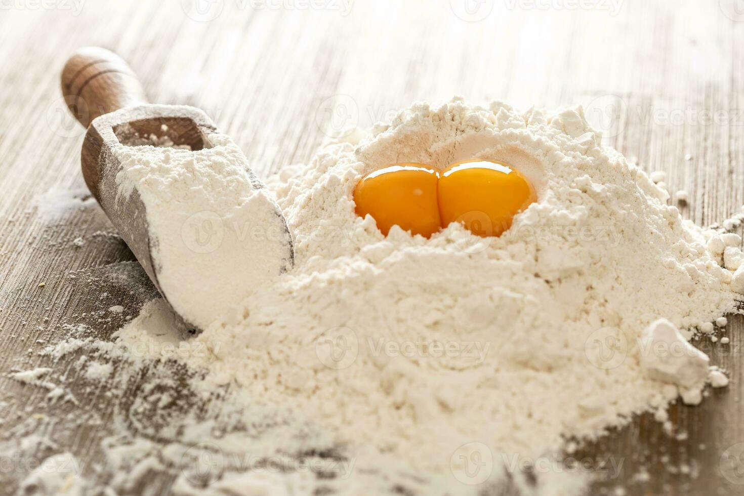 Weizen Mehl und Eier auf Bäckerei Tabelle bereit zum das Vorbereitung von Teig Kuchen oder Pasta foto