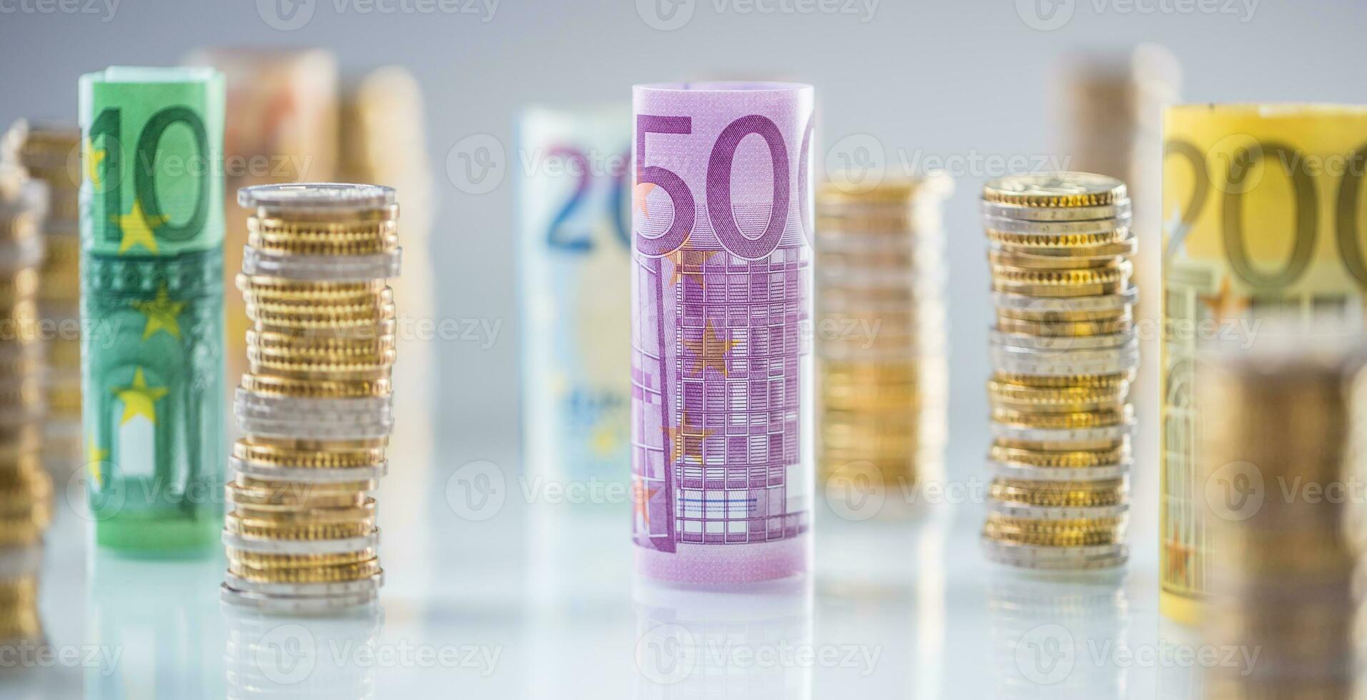 gerollt Euro Banknoten und Münzen Türme gestapelt im andere Positionen foto