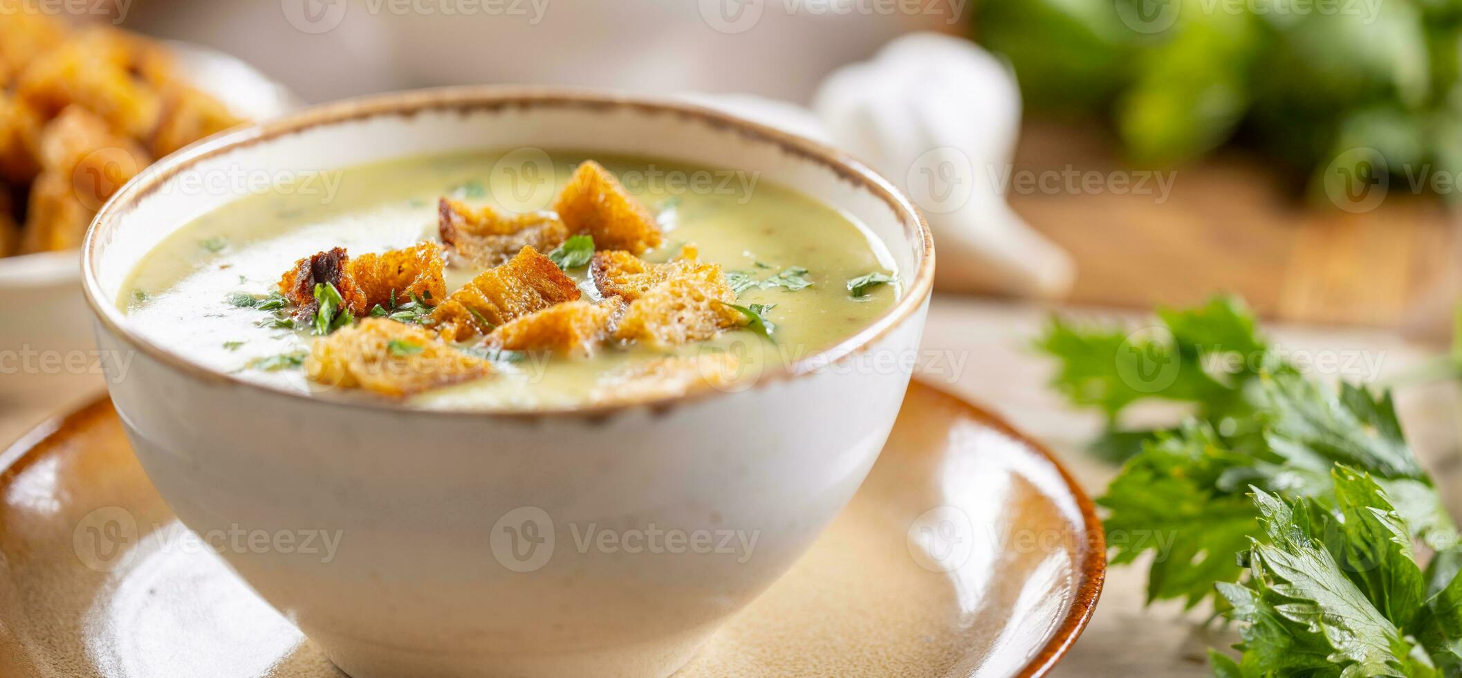 Knoblauch Sahne Suppe mit Brot Croutons im rustikal Schüssel foto