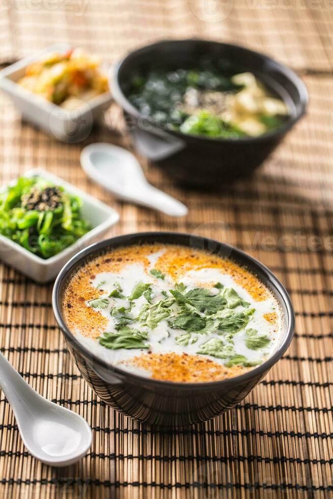 traditionell thailändisch Suppe Tom lecker mit Garnele und Kokosnuss Milch foto