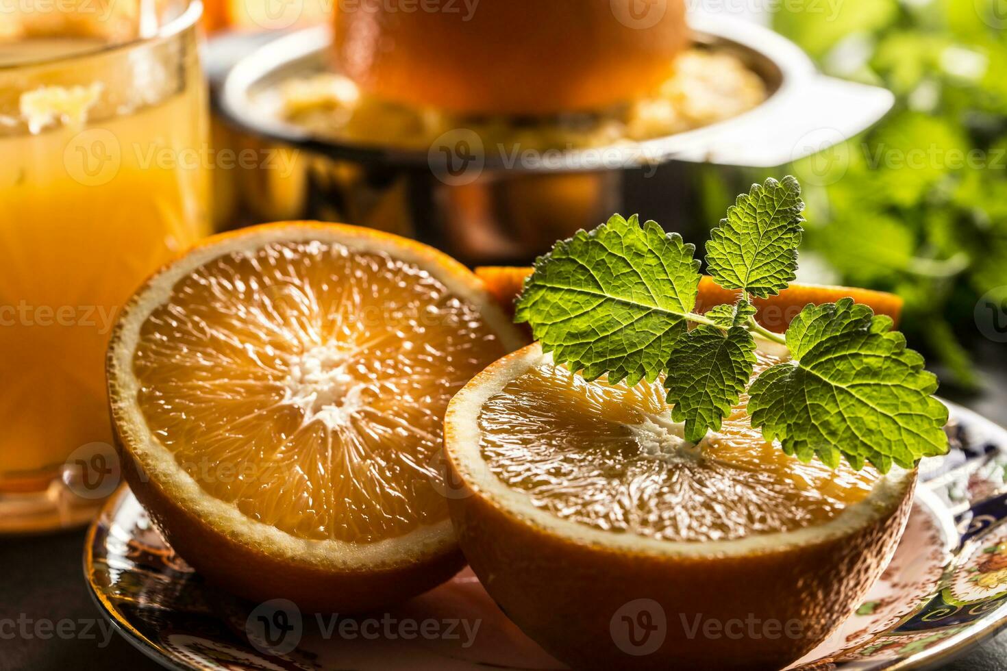 frisch Orangen Entsafter Saft tropisch Früchte und Kräuter auf Beton Tafel foto