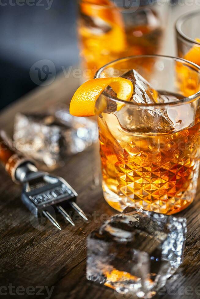alt gestaltet klassisch Rum Cocktail auf Eis mit Orange Zitrusschale Garnierung foto