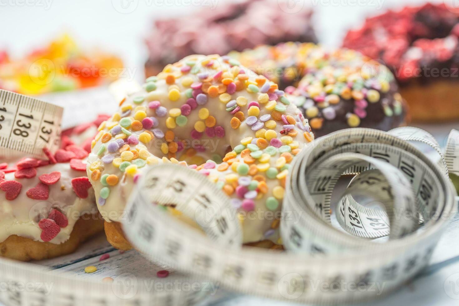 Süss glasiert Donuts und messen Band auf Tabelle foto