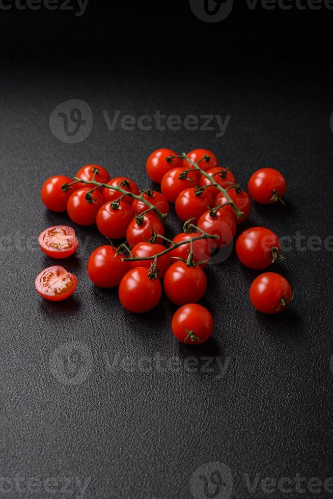 köstlich frisch Kirsche Tomaten auf das Geäst wie ein Zutat zum Kochen ein Vegetarier Gericht foto