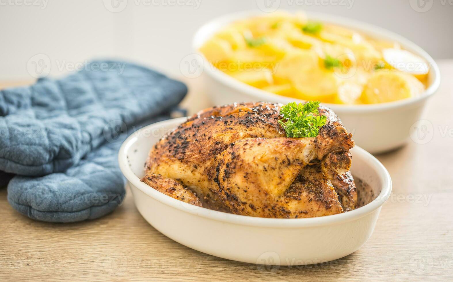 ganze Hähnchen geröstet im ein Porzellan Schüssel mit Kartoffeln foto