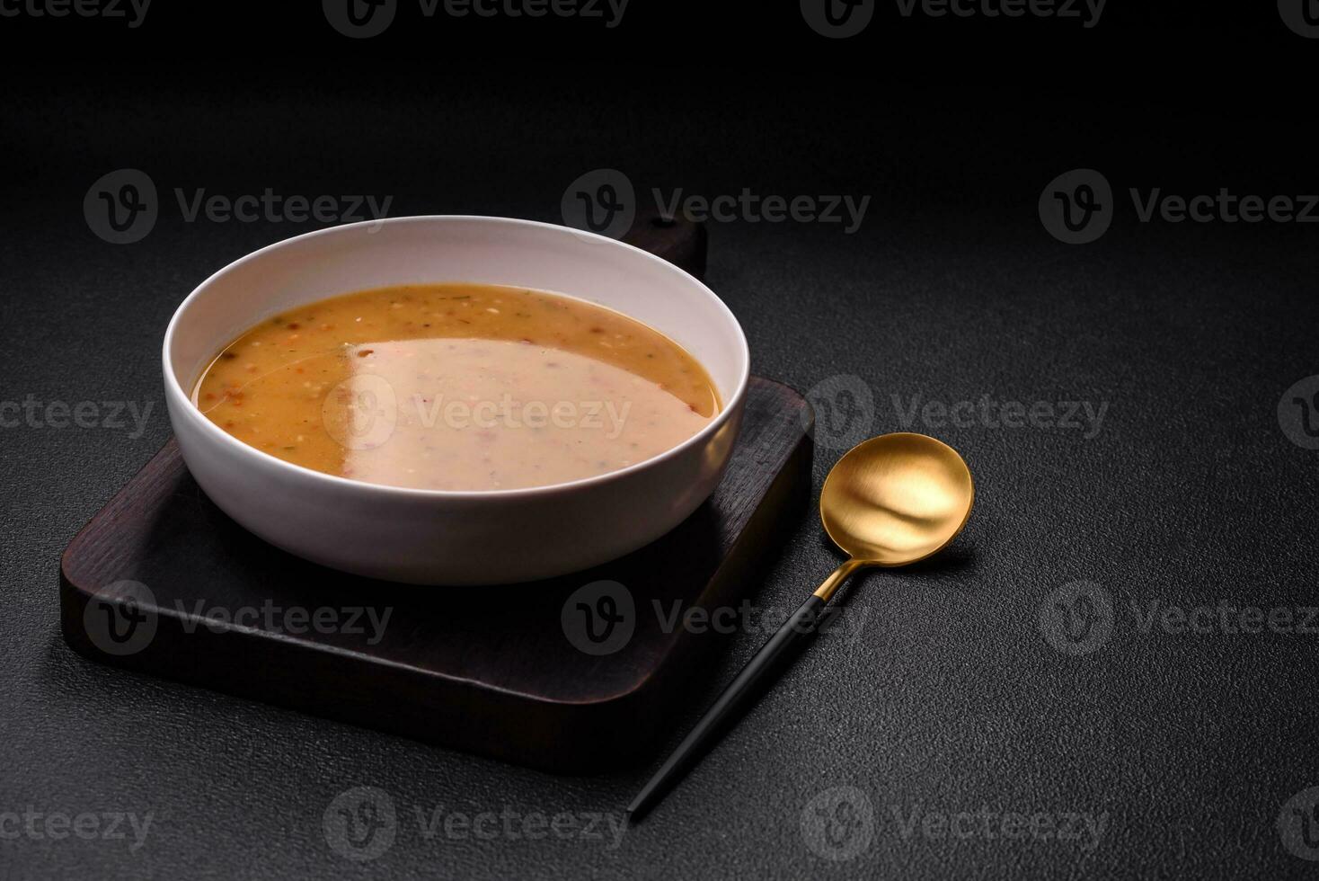 köstlich frisch Gemüse Suppe mit Möhren, Pfeffer, Kartoffeln und Zwiebeln foto