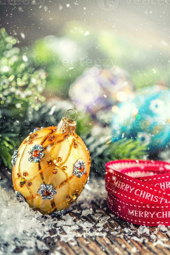 Weihnachten Zeit. Luxus golden lila Blau Weihnachten Ball und Dekoration.rot Band mit Text glücklich Weihnachten foto