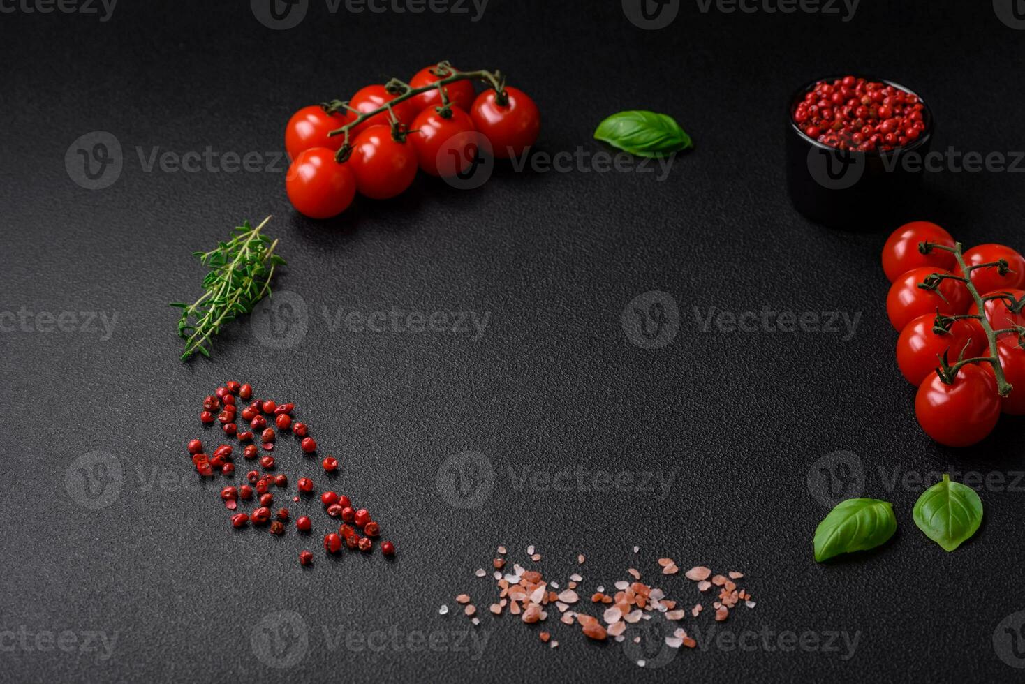Zutaten zum Kochen Kirsche Tomaten, Salz, Gewürze und Kräuter foto
