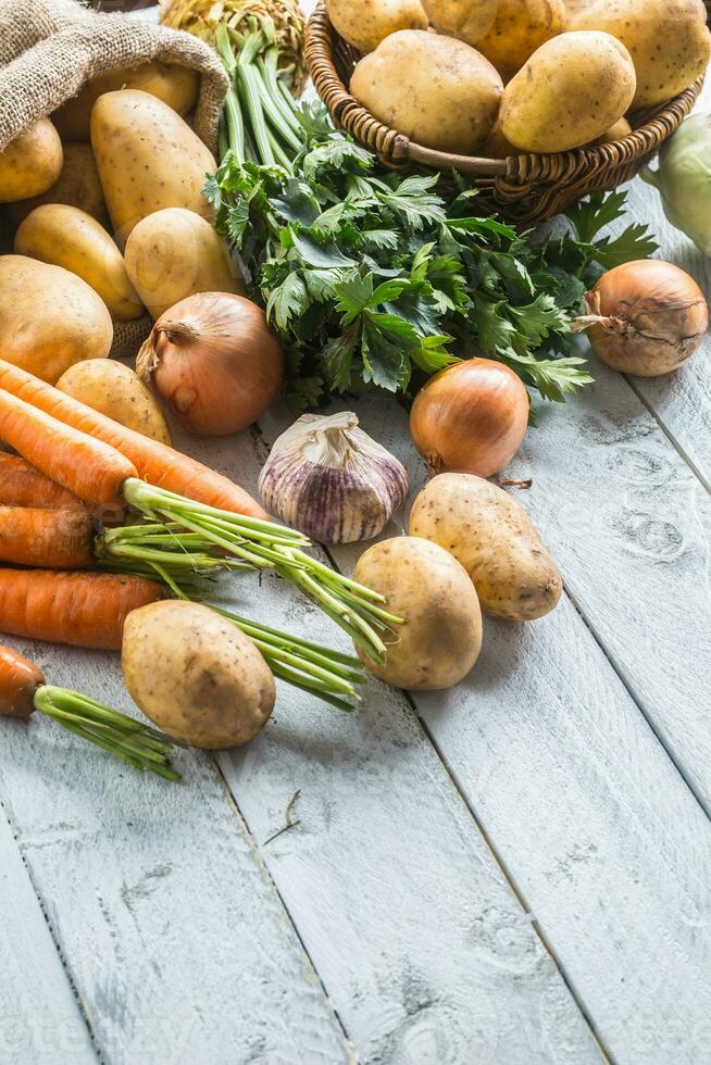 Kartoffeln Zwiebel Karotte Sellerie Kohlrabi und Knoblauch. foto