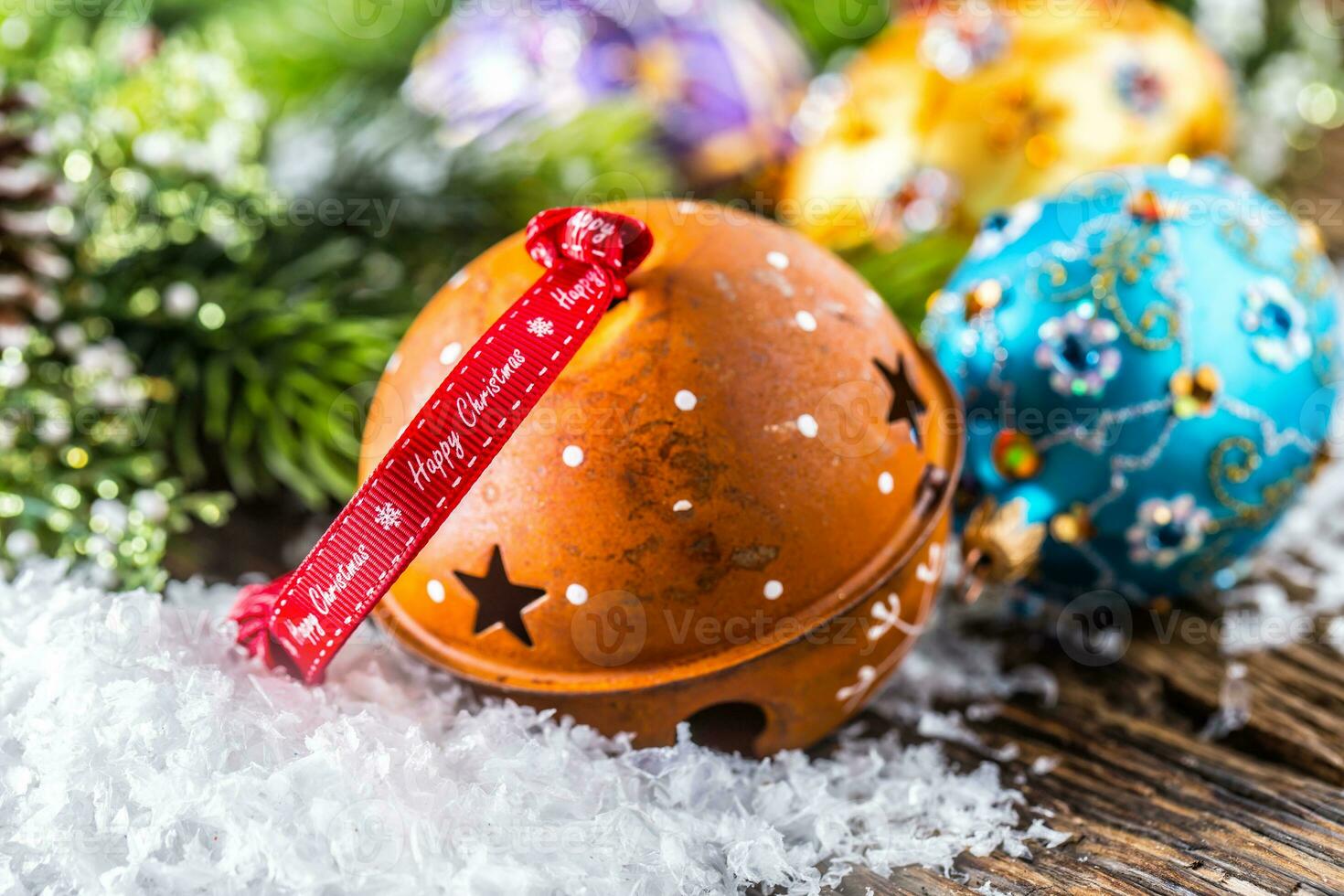 Weihnachten Zeit. rostig klimpern Glocke Band glücklich Weihnachten Text und Luxus Weihnachten Bälle mit Dekoration foto