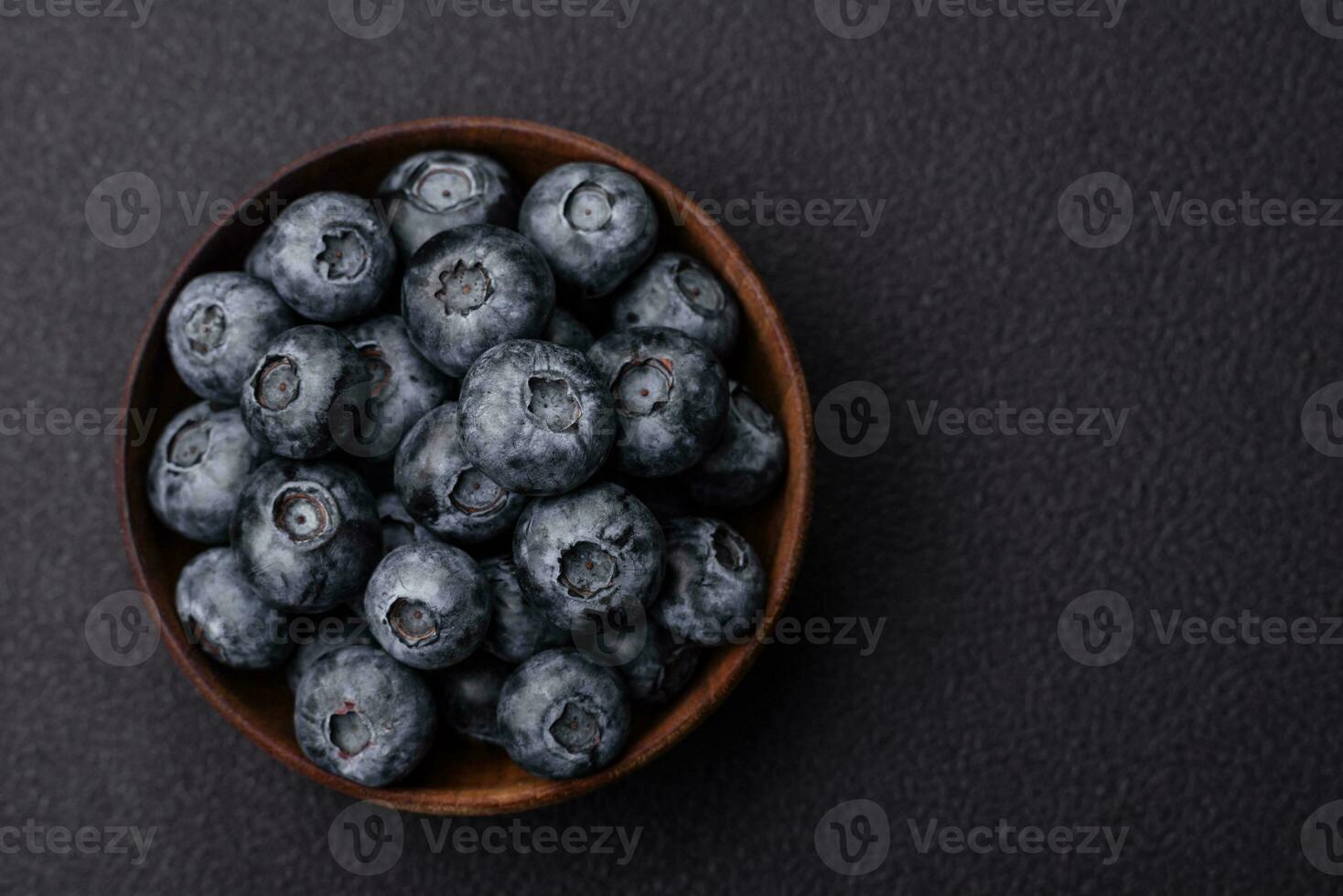 köstlich frisch Süss Blaubeeren im ein Keramik Schüssel. vegan Essen foto