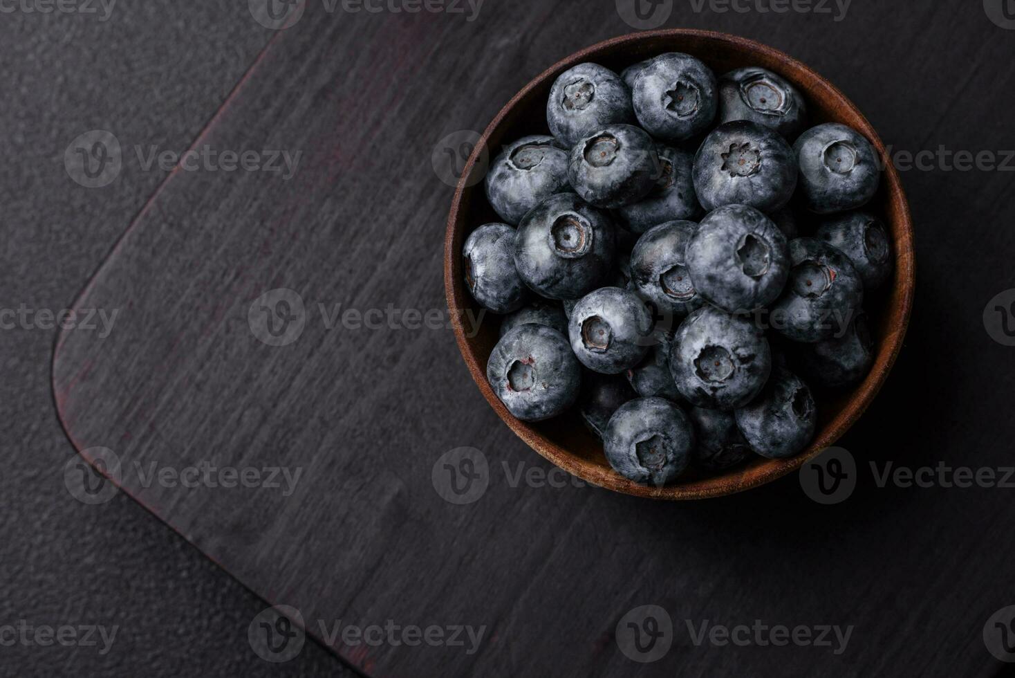 köstlich frisch Süss Blaubeeren im ein Keramik Schüssel. vegan Essen foto