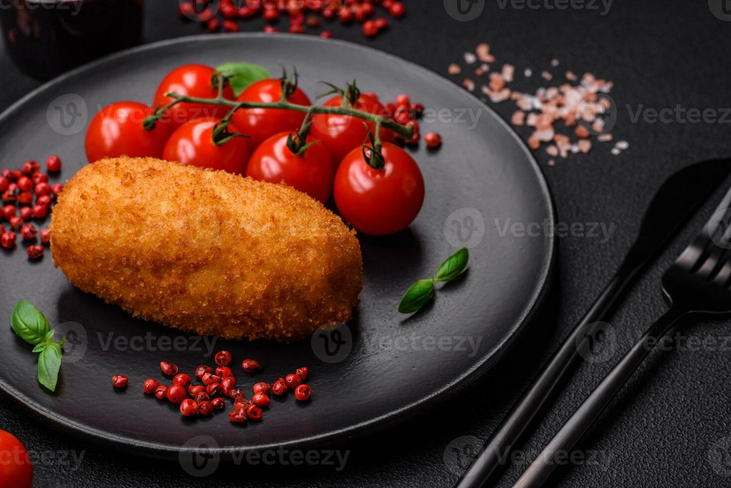 köstlich gebacken Kartoffel Schnitzel ausgestopft mit Hähnchen und Gemüse, Gewürze und Salz- foto