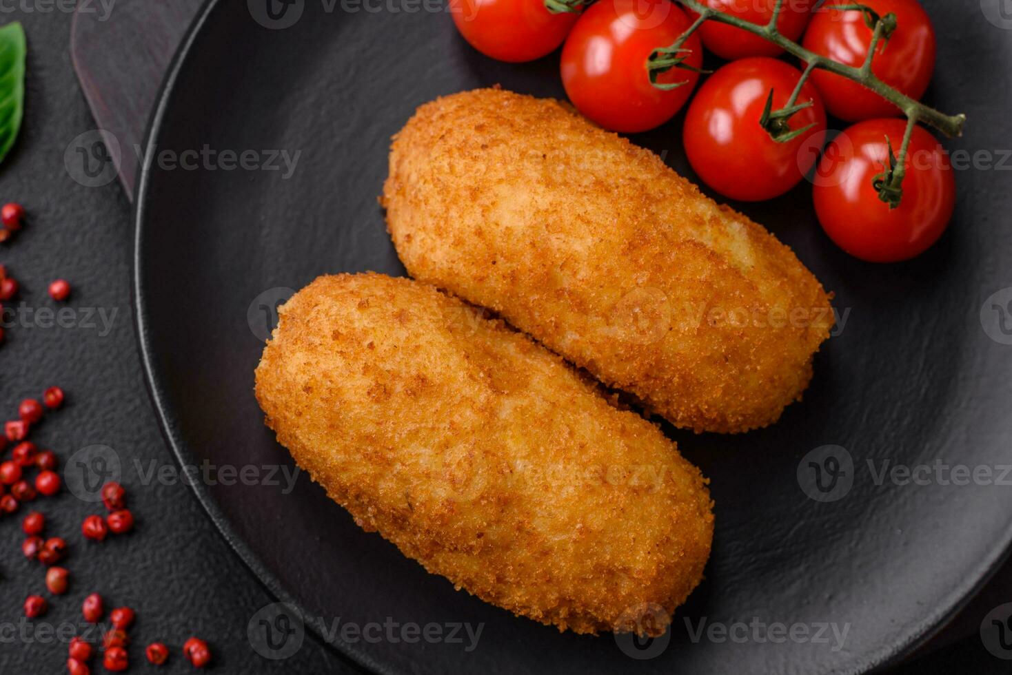 köstlich gebacken Kartoffel Schnitzel ausgestopft mit Hähnchen und Gemüse, Gewürze und Salz- foto