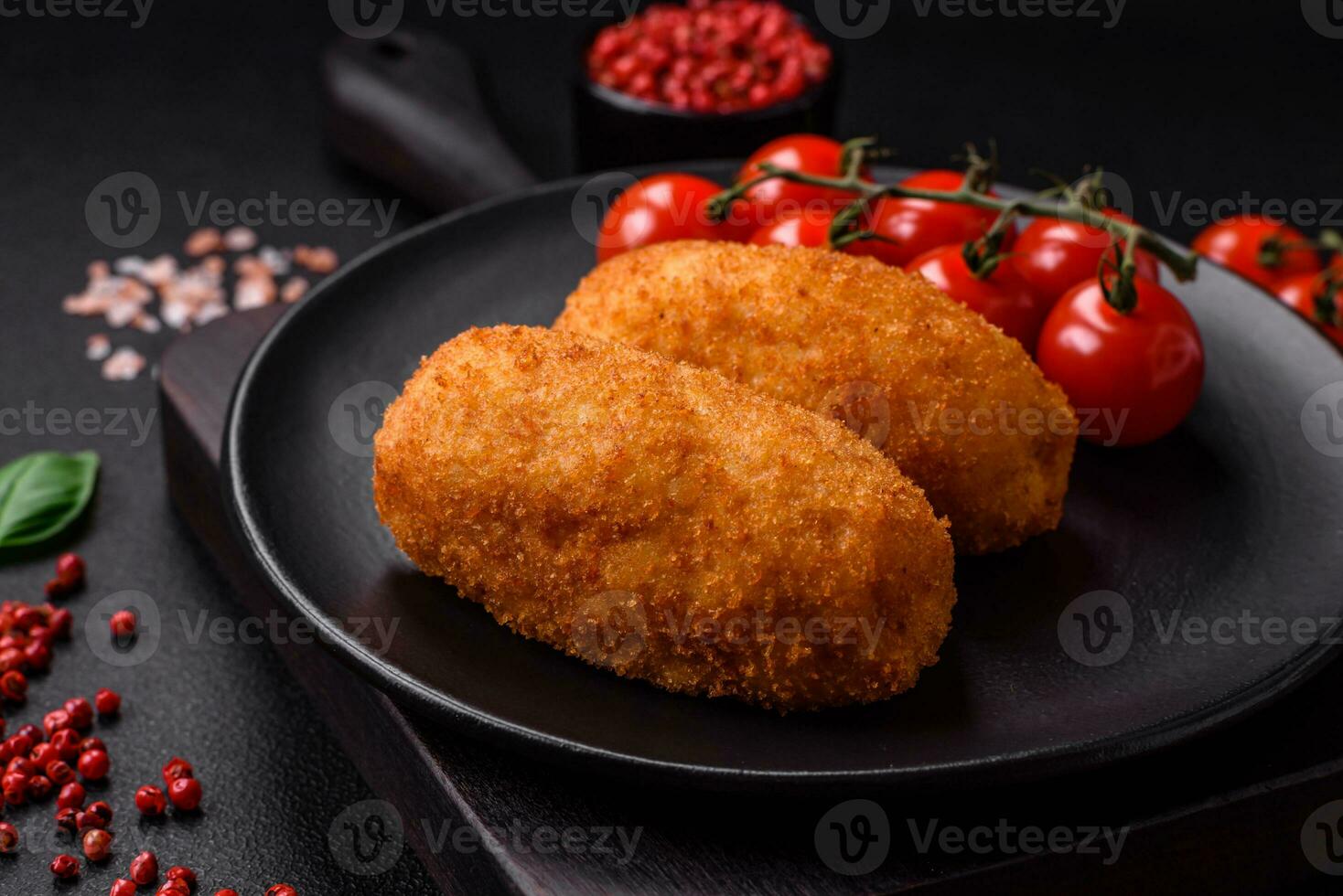 köstlich gebacken Kartoffel Schnitzel ausgestopft mit Hähnchen und Gemüse, Gewürze und Salz- foto