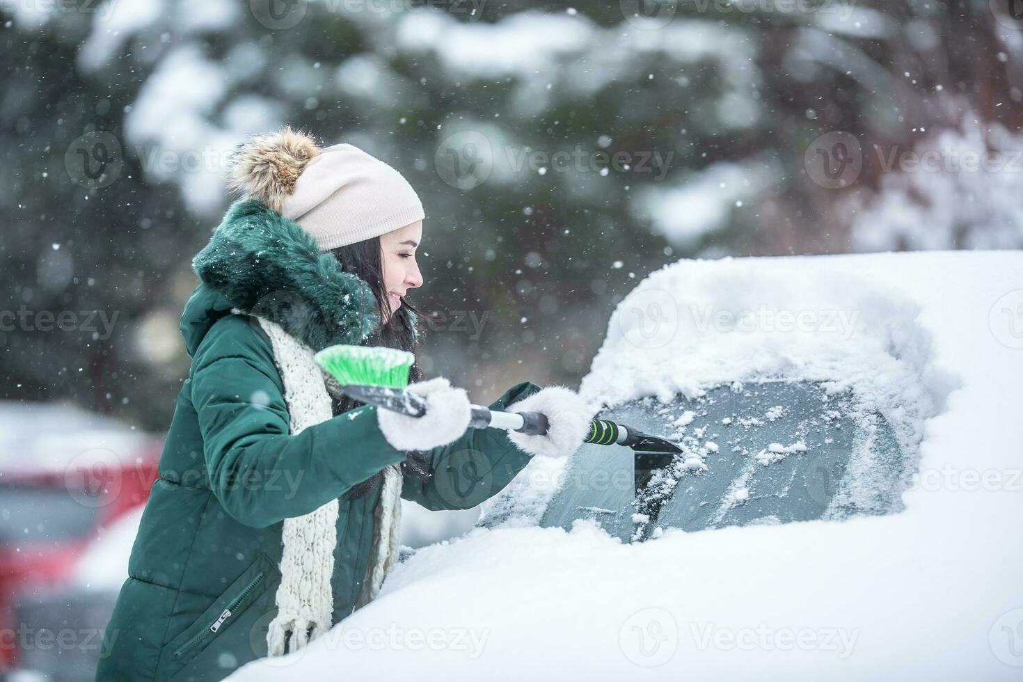 männlich Treiber hektisch Kratzer Eis von gefroren Windschutzscheiben von  seine Auto geparkt draußen 27490782 Stock-Photo bei Vecteezy