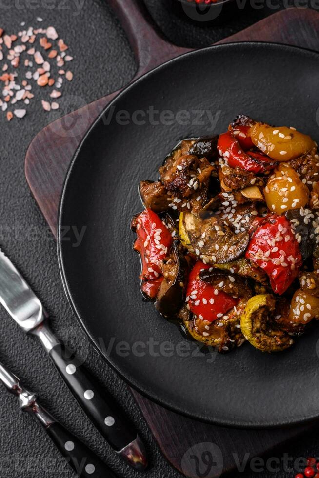 köstlich saftig frisch Salat von gebacken Aubergine, Tomaten, Süss Pfeffer, Sesam Saat foto