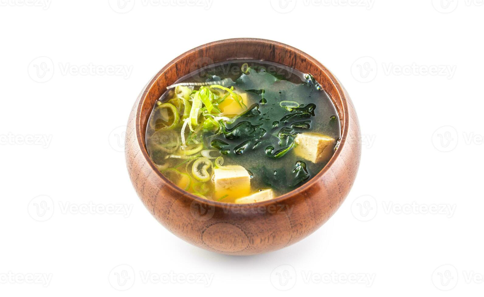 Miso Suppe japanisch traditionell Mahlzeit im hölzern Schüssel isoliert auf Weiß Hintergrund foto