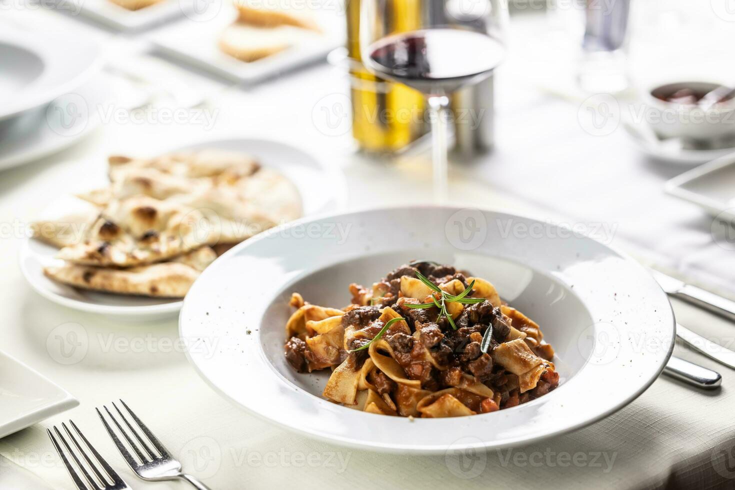 papardele al cingiale. mit Spiel Ragout mit Lasagne Stil Pasta foto