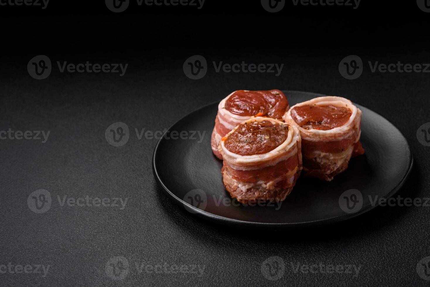 köstlich roh frisch Schweinefleisch oder Hähnchen Fleisch Rollen eingewickelt im Speck foto