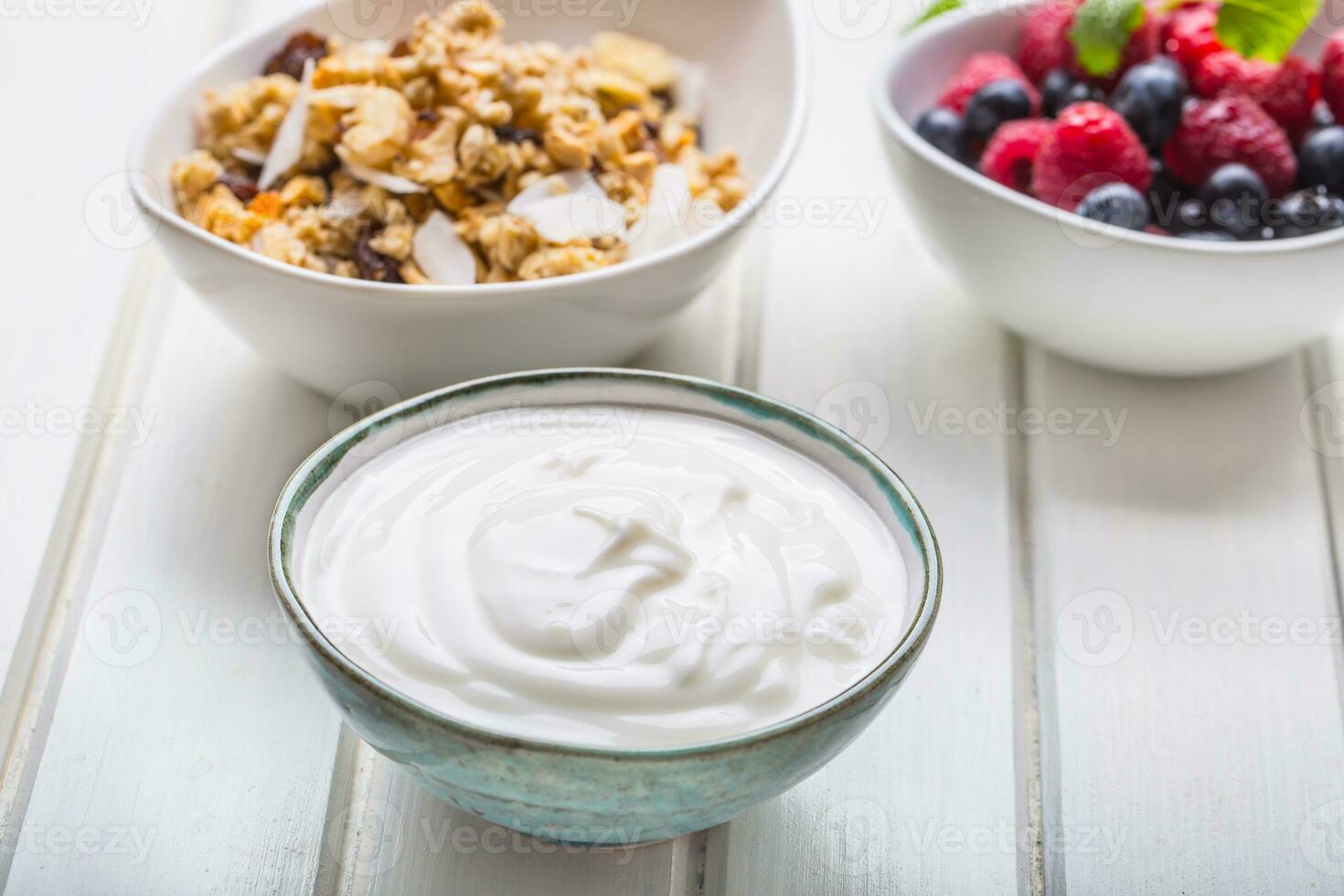 Müsli Joghurt und Beeren. gesund Frühstück mit Joghurt Granola und frisch Obst foto