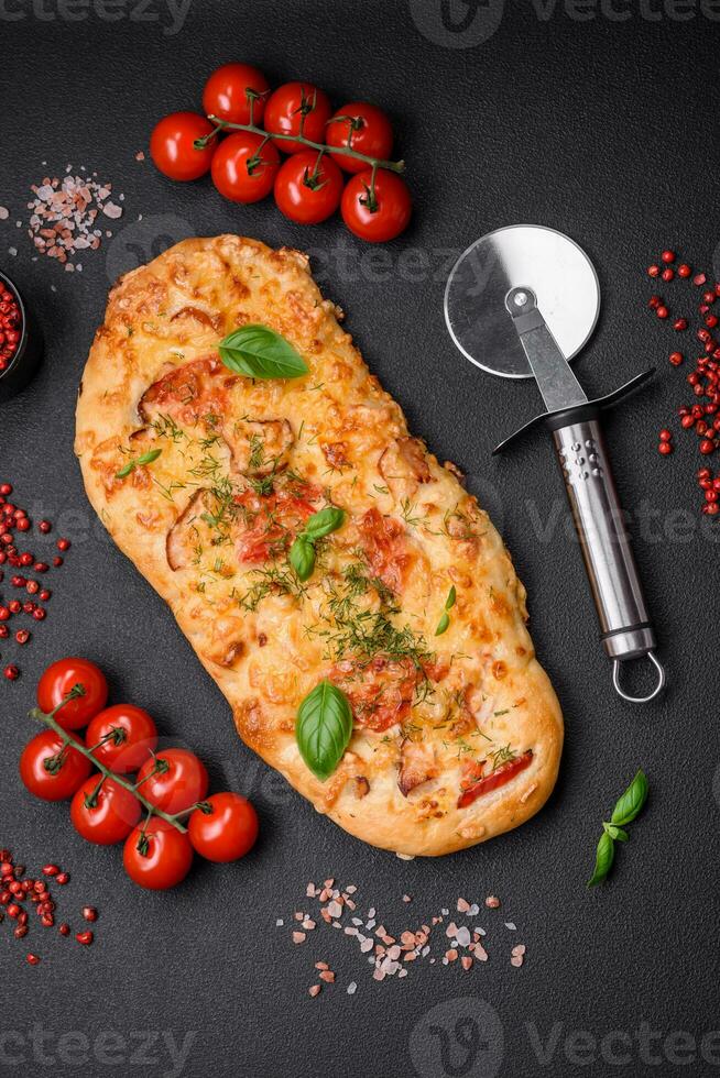 köstlich Ofen frisch Fladenbrot Pizza mit Käse, Tomaten, Wurst, Salz- und Gewürze foto