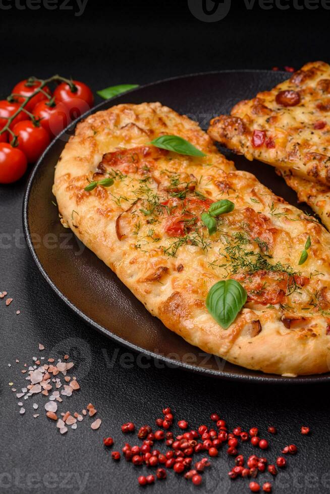 köstlich Ofen frisch Fladenbrot Pizza mit Käse, Tomaten, Wurst, Salz- und Gewürze foto