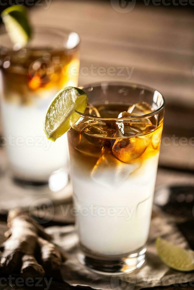 dunkel n stürmisch Flugball Cocktail serviert wie ein lange trinken mit Rum, frisch Limette Saft, und Ingwer Bier foto