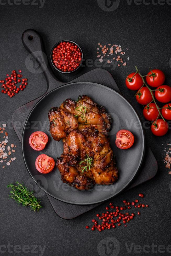 köstlich gebacken Hähnchen Fleisch mit Salz, Gewürze und Kräuter foto