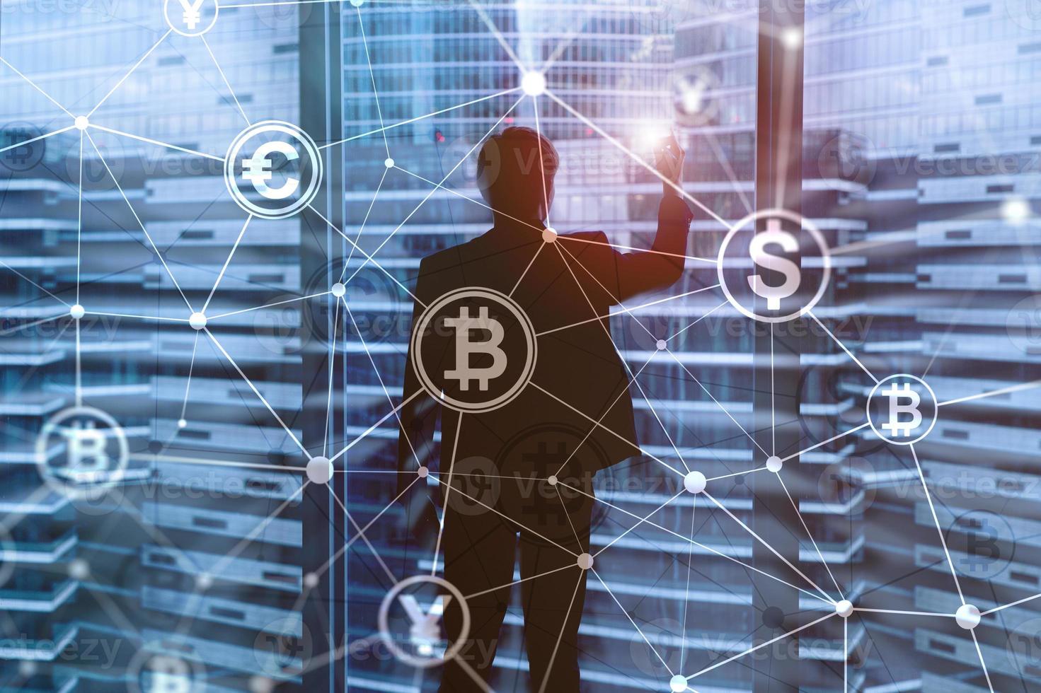 Doppelbelichtung Bitcoin- und Blockchain-Konzept. Digitale Wirtschaft und Devisenhandel. foto