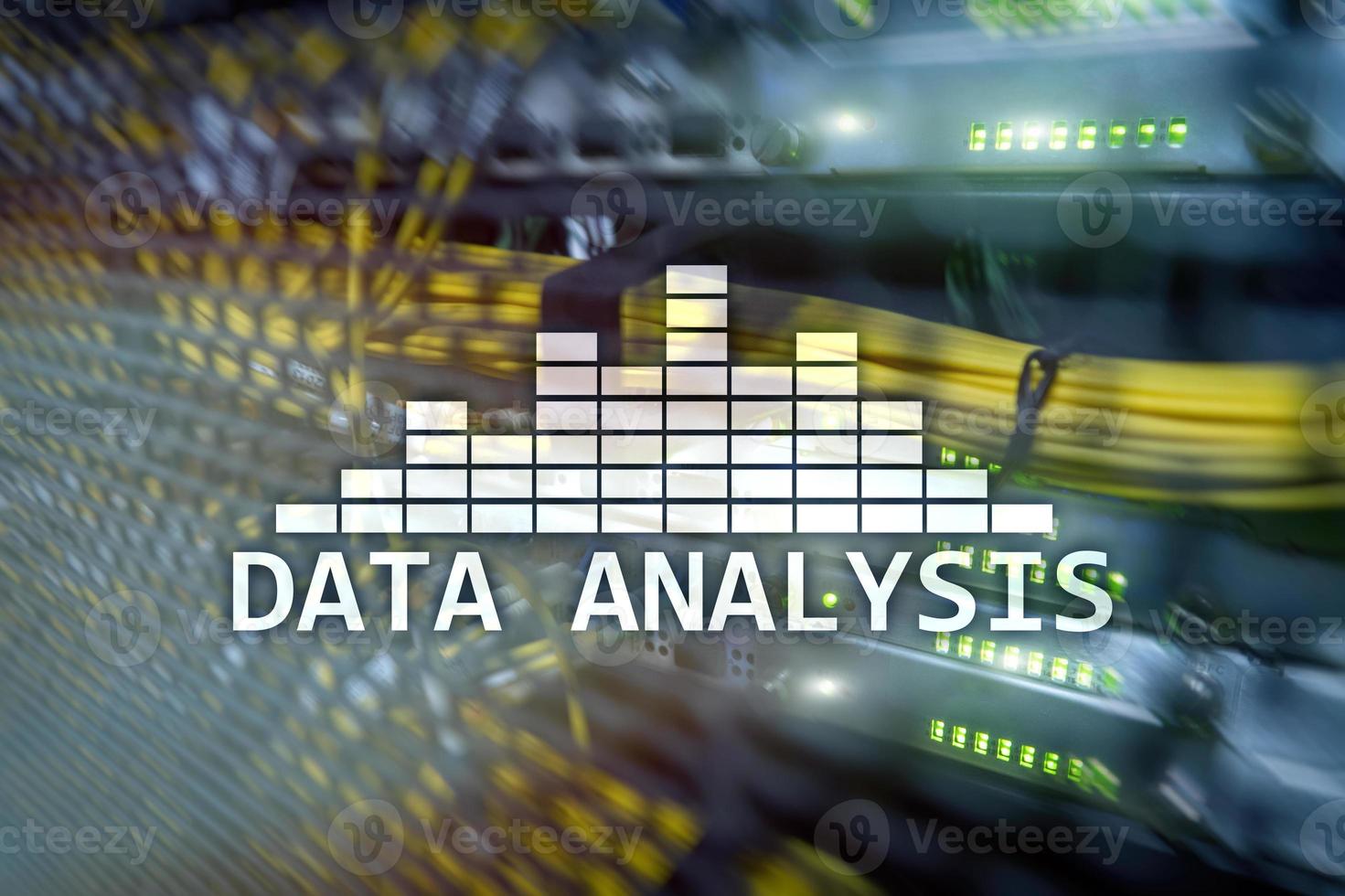 Big-Data-Analysetext auf Serverraumhintergrund. Internet und modernes Technologiekonzept. foto