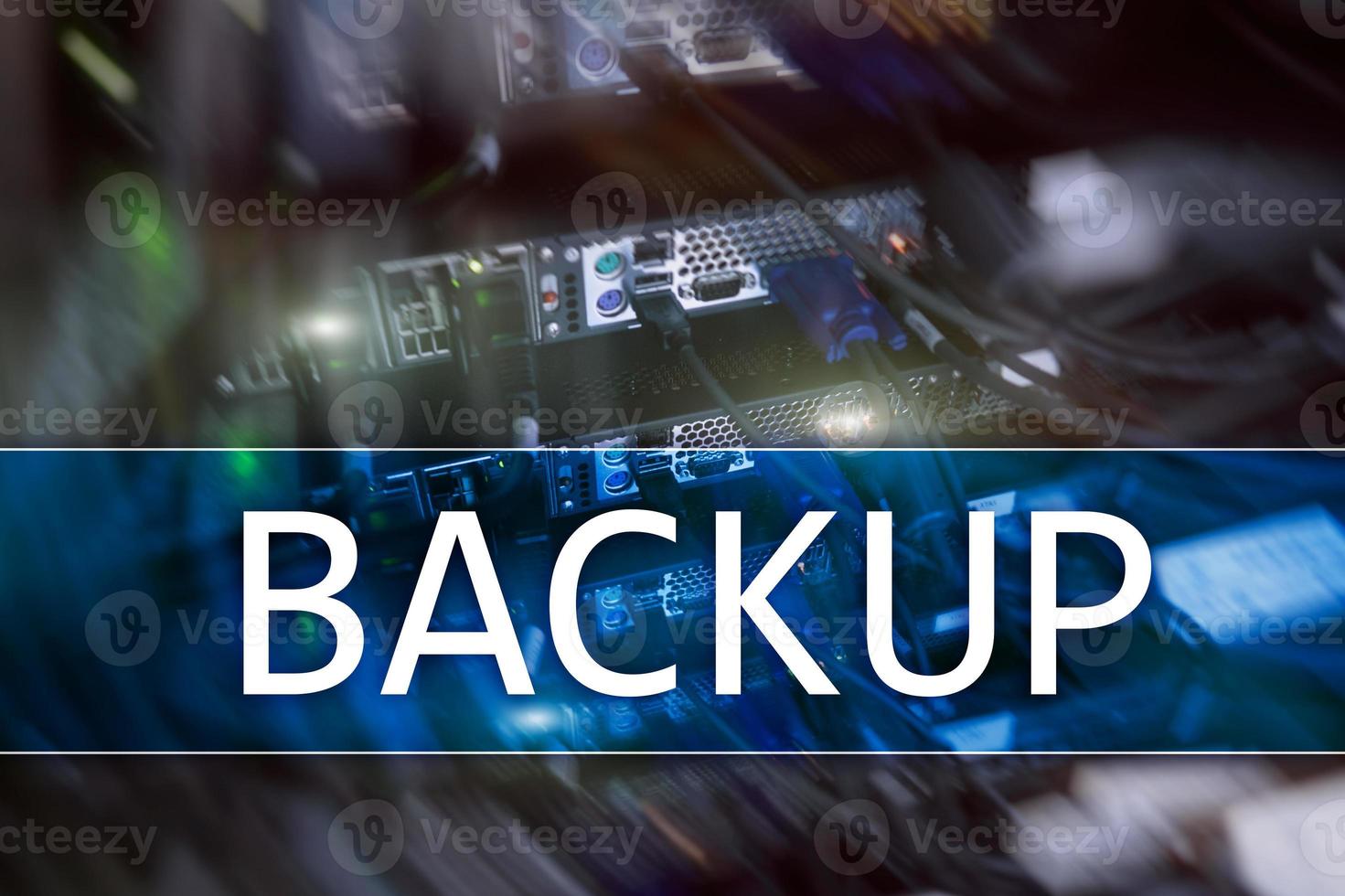 Backup-Taste auf modernem Serverraumhintergrund. Verhinderung von Datenverlust. Systemwiederherstellung. foto