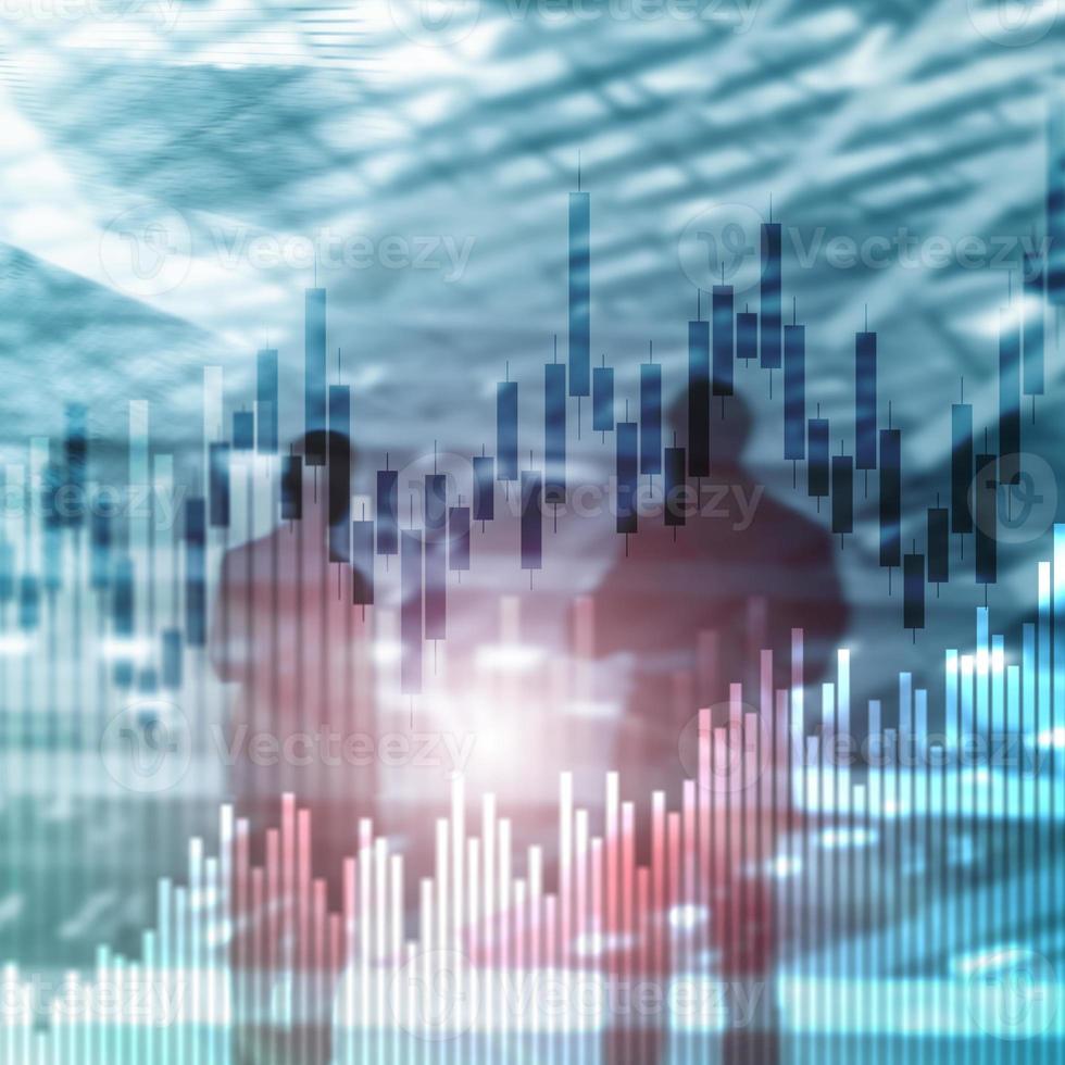 Aktienhandel Candlestick-Chart und Diagramme auf unscharfem Hintergrund im Bürozentrum foto