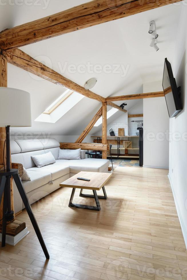 Dachgeschosswohnung, modernes Wohnzimmer, Innenarchitektur der Wohnung mit alten rustikalen Holzbalken, Böden und Möbeln. foto