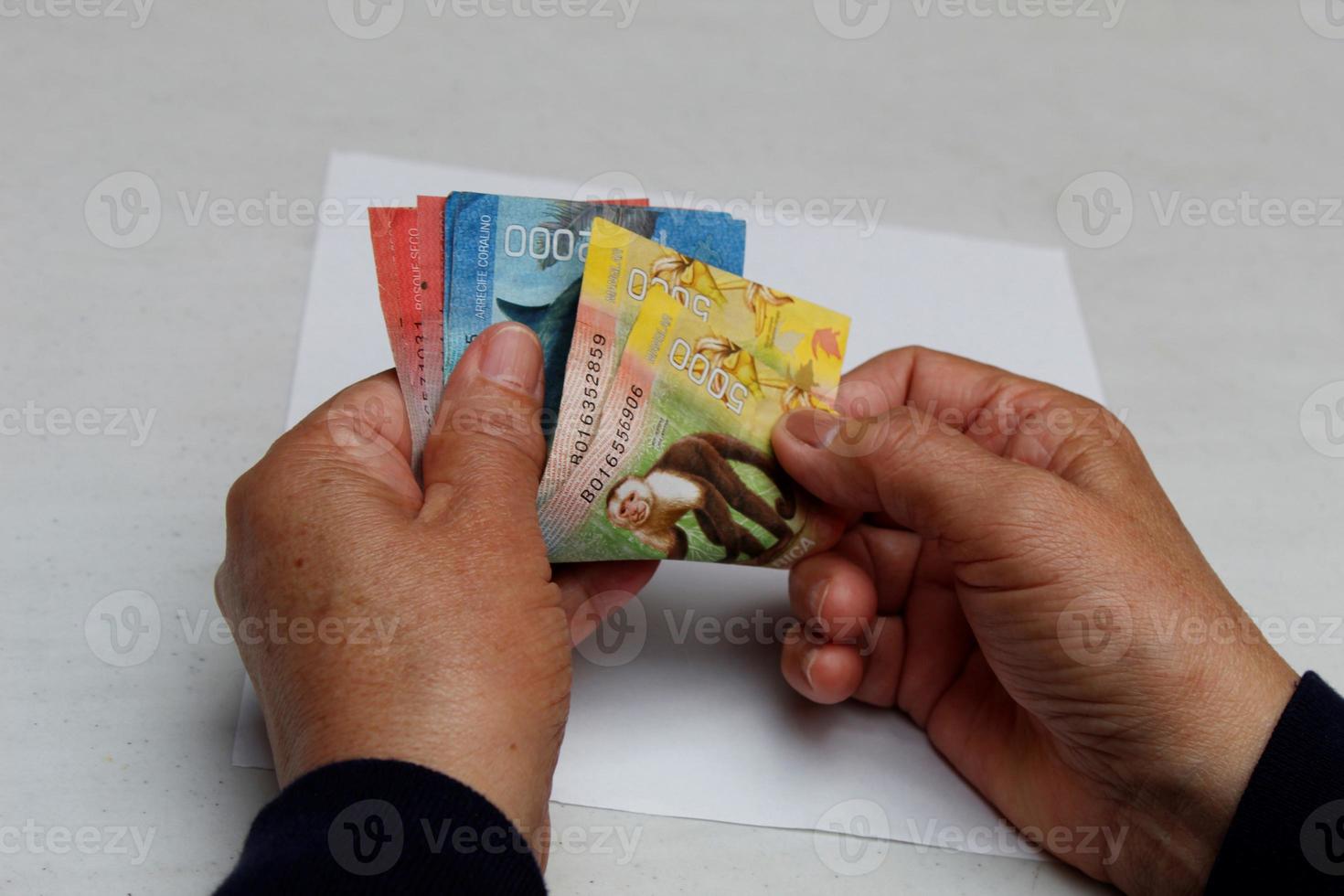 Fotografie für Wirtschafts- und Finanzthemen mit costa-ricanischem Geld foto