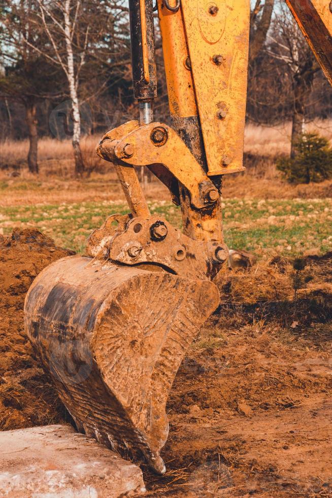 Der Bagger bewegt die Betonplatten, um die Straße in privates Gelände zu legen. foto