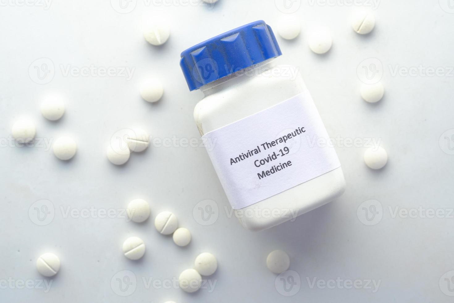 Covid 19 medizinische Pillen und Behälter auf weißem Hintergrund foto