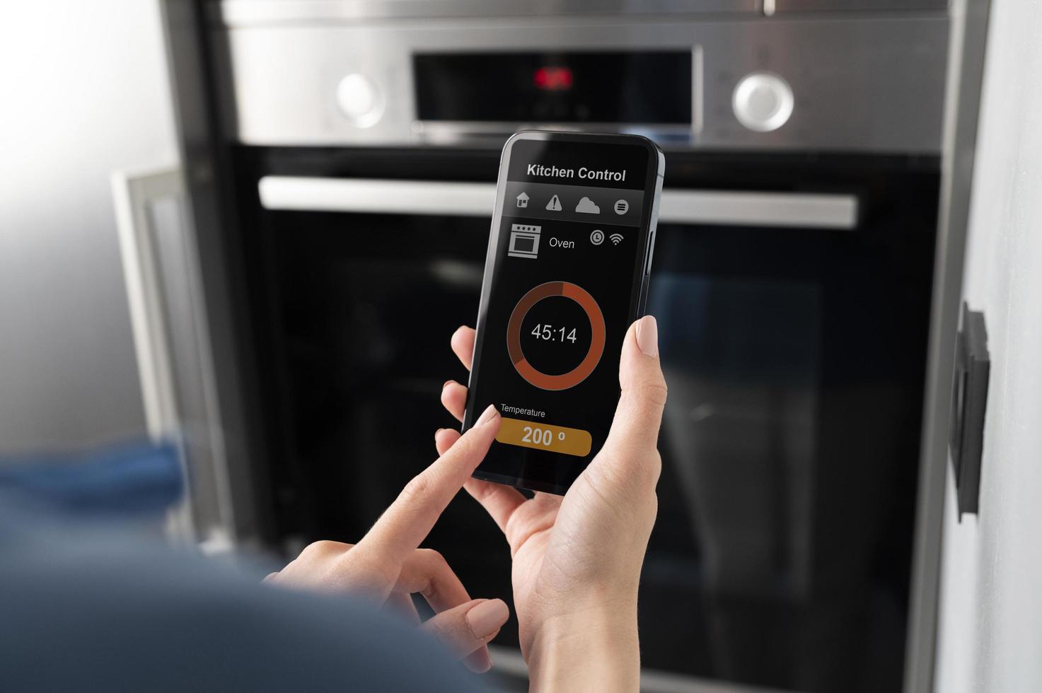 Nahaufnahme Smartphone mit Küchensteuerung foto