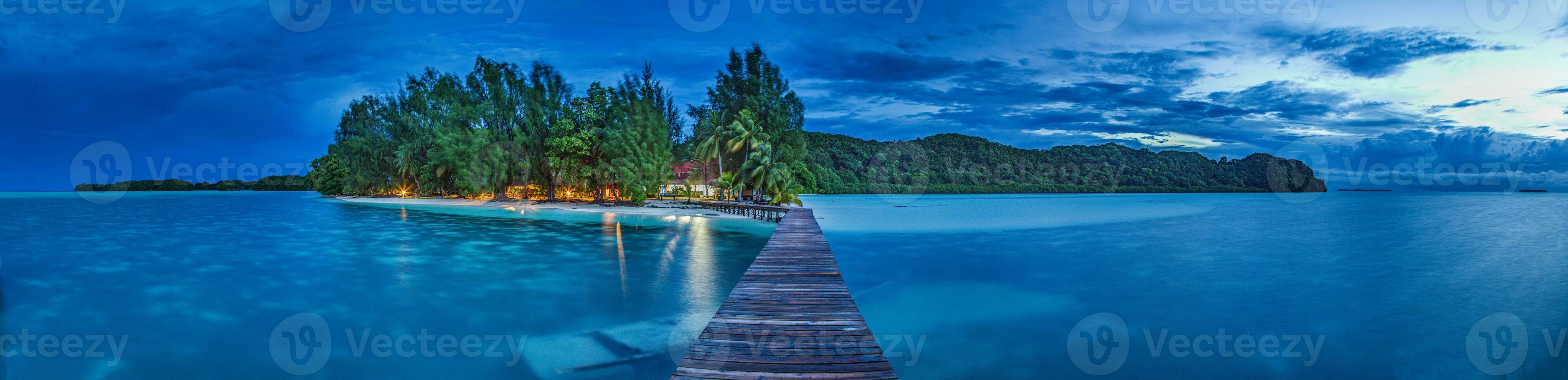 Panorama- Aussicht Über Karpfen Insel Seebrücke im Palau foto