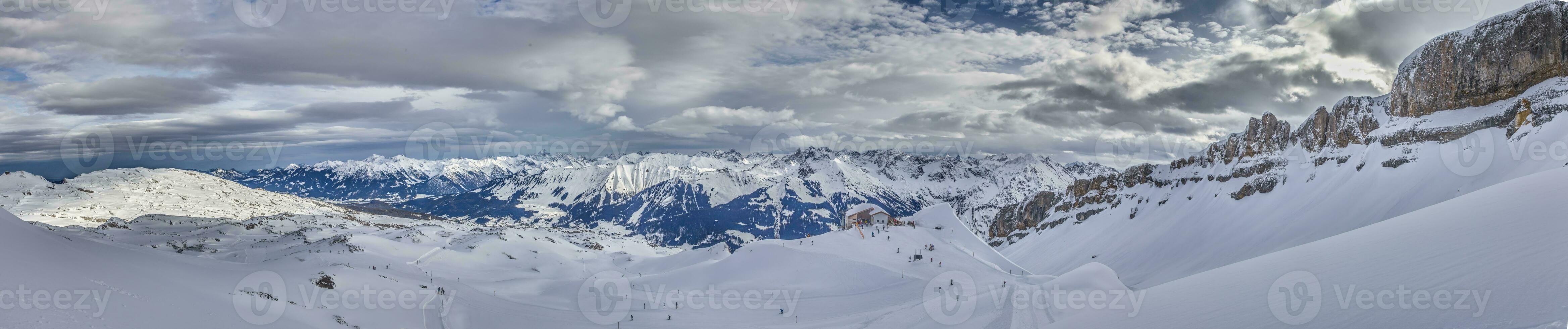 Panorama- Bild von ein Ski Steigung im wenn Ski Resort im Kleinwalsertal Senke im Österreich foto