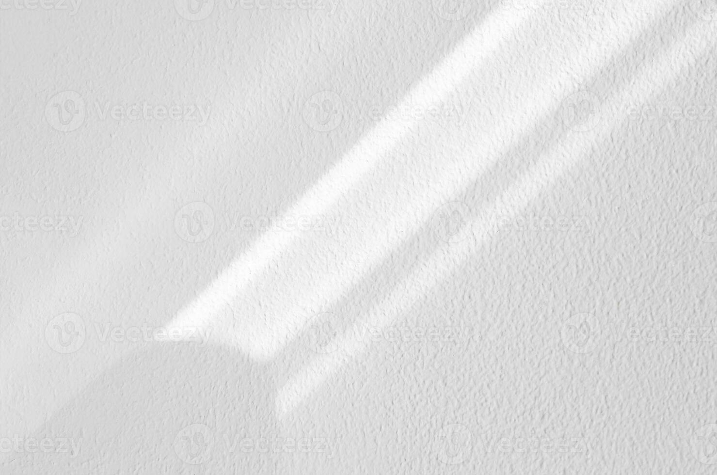 Weiß Mauer Beton Textur mit abstrakt fallen diagonal Schatten. Sonnenlicht Overlay auf Weiß Gips Farbe auf Beton Boden, hell bewirken zum einfarbig Foto, Schein oben, Plakat, Mauer Kunstdesign Präsentation foto